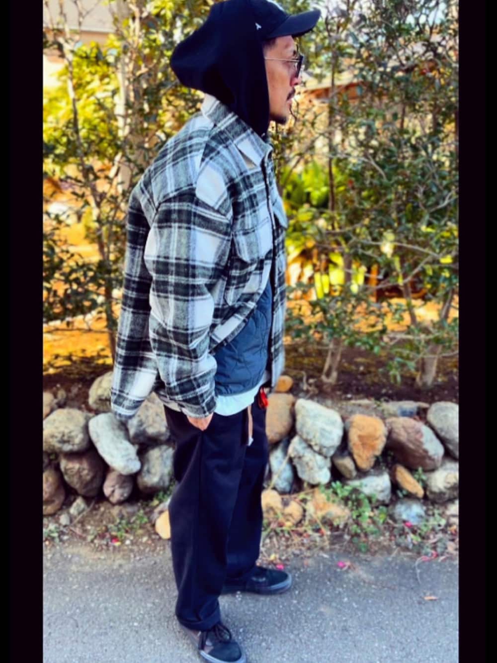 ブラック系のパーカー、その他のジャケット/アウター、ブラウン系のベストを着用したメンズの春コーディネートの5枚目の写真