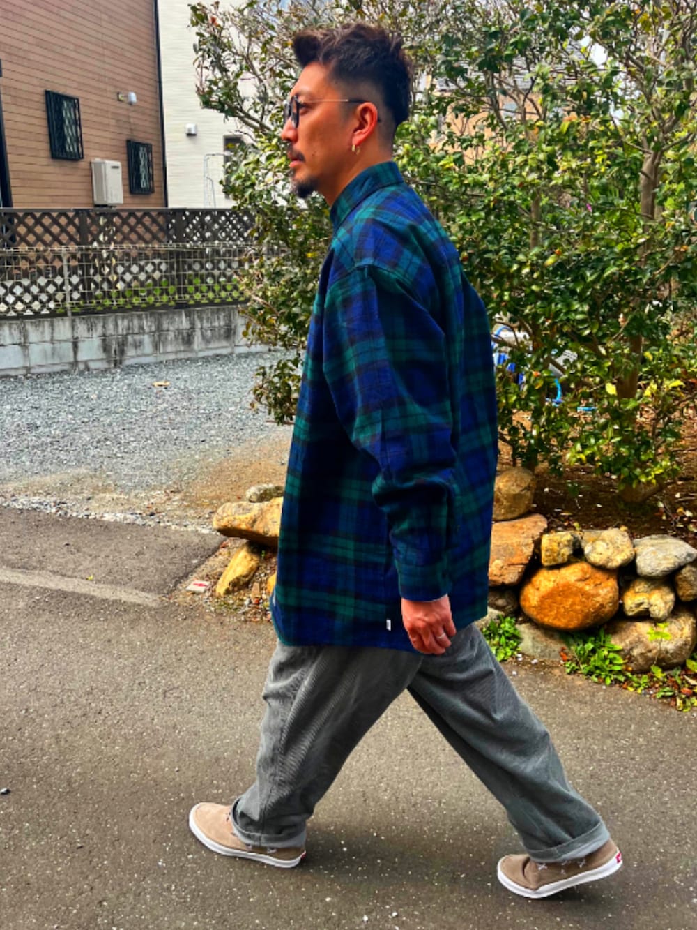 グリーン系のシャツ/ブラウス、グリーン系のその他パンツ、ベージュ系のスニーカーを着用したメンズの春コーディネートの5枚目の写真