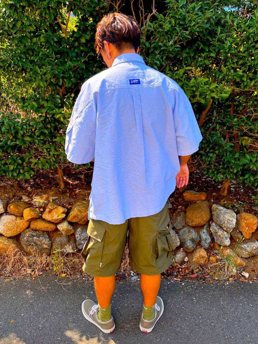 グレー系のTシャツ/カットソー、グリーン系のその他パンツ、ブルー系のシャツ/ブラウスを着用したメンズの秋コーディネートの3枚目の写真