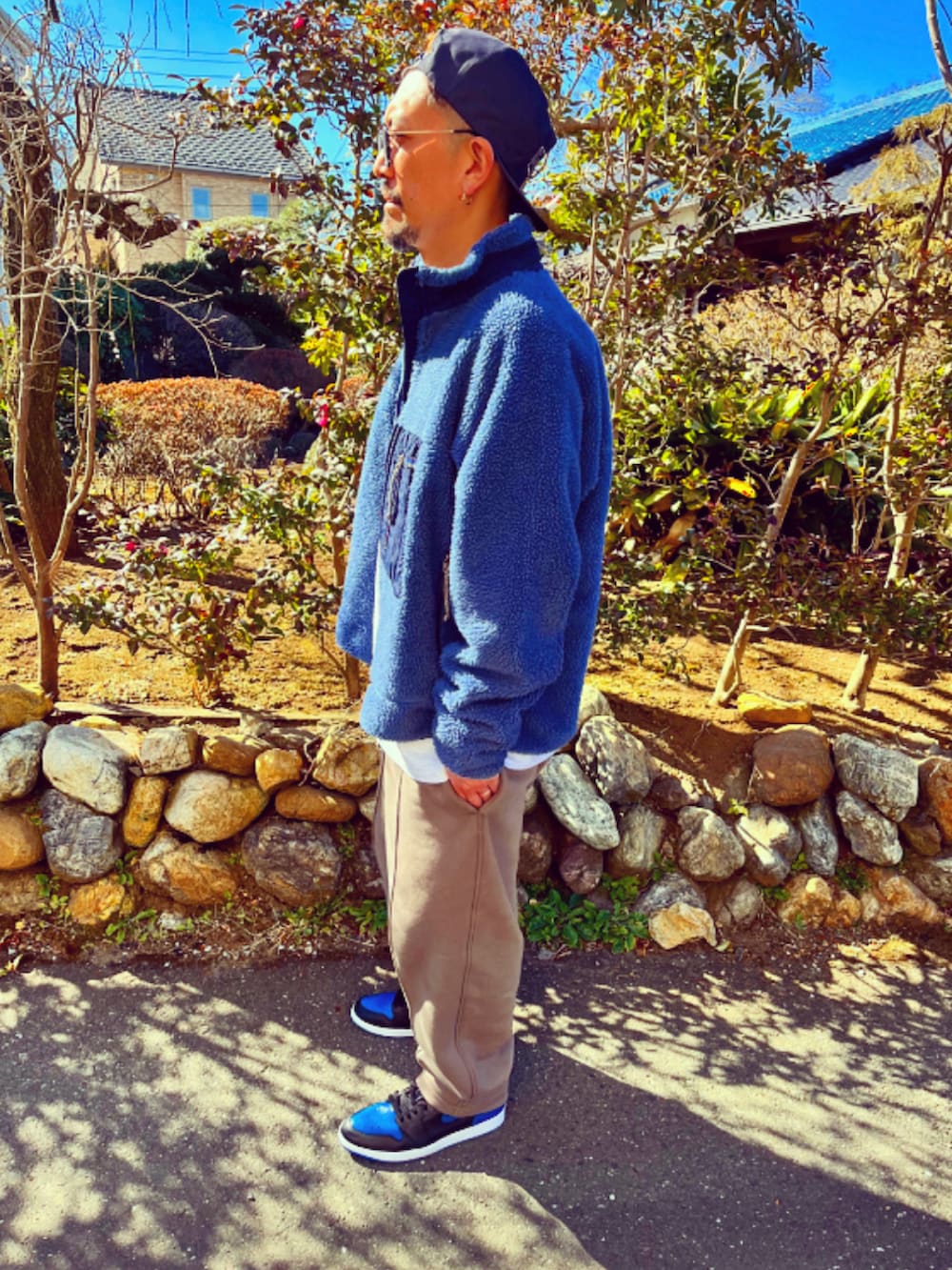 ブルー系のその他アウター、グレー系のTシャツ/カットソー、ベージュ系のスウェットパンツを着用したメンズの春コーディネートの4枚目の写真
