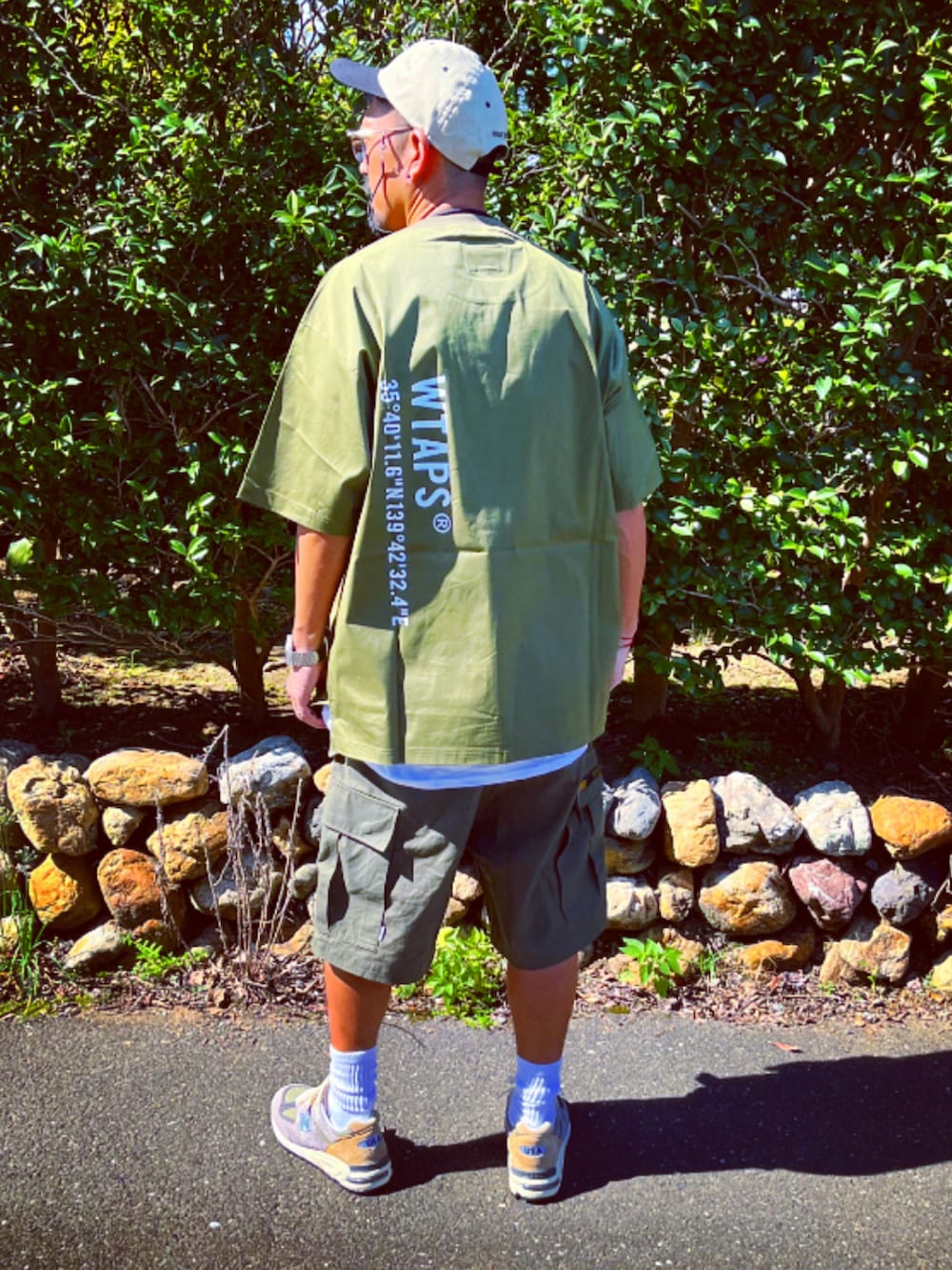 グリーン系のTシャツ/カットソー、グリーン系のその他パンツ、グレー系のスニーカーを着用したメンズの秋コーディネートの5枚目の写真