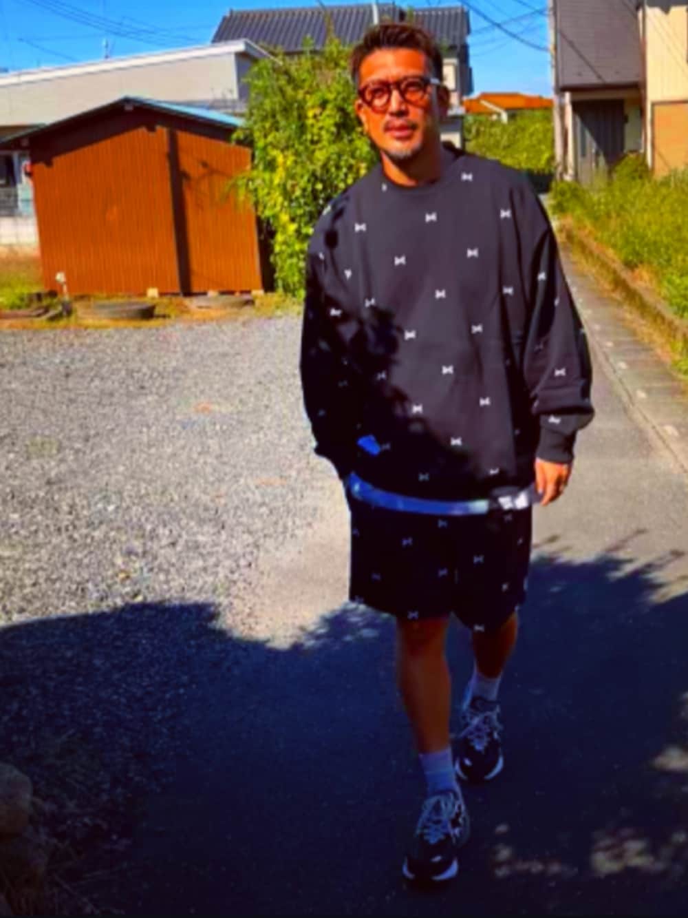 ブラック系のスウェット、ブラック系のTシャツ/カットソー、ブラック系のその他パンツを着用したメンズの秋コーディネートの4枚目の写真