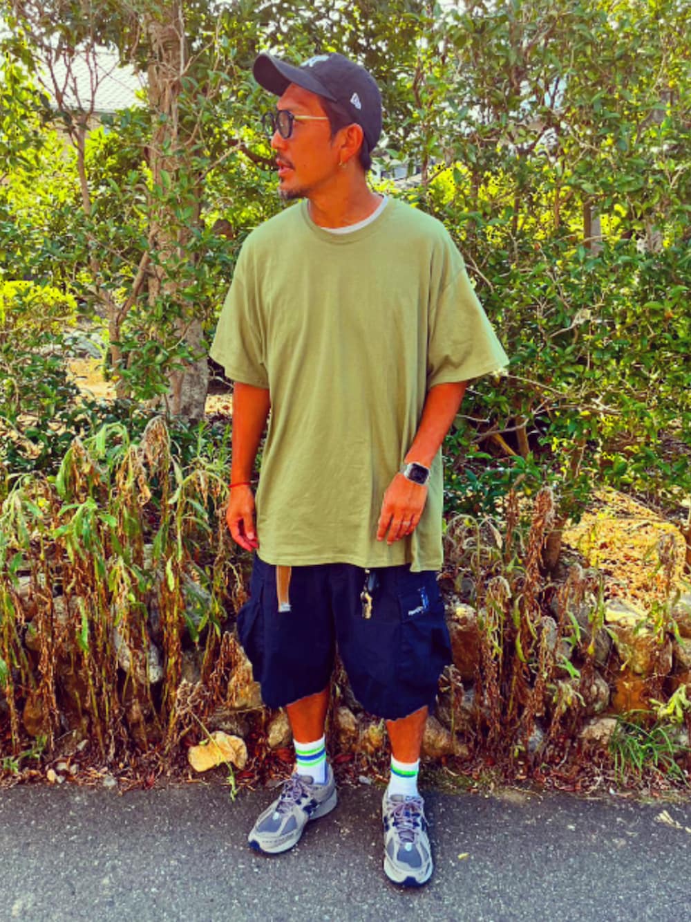 「メンズファッション、夏ファッション、お洒落さんとつながりたい、オーバーサイズ、ストリート、Tシャツ、supreme、nautica、ハーフパンツ、ショートパンツ、40代ファッション、アラフォー、New Balance、ファミマ靴下、スニーカー」｜「MOMAのアイテム（キャップ、ブラック系）」を使った、SUNさん（メンズ・175cm）の夏コーディネートの2枚目の写真