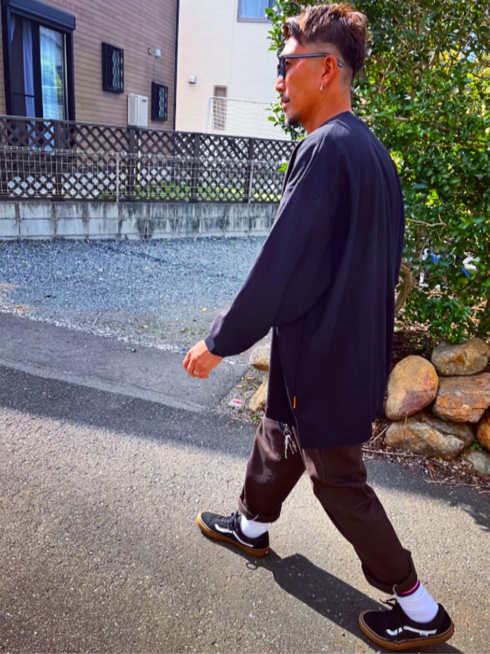 「休日コーデ、秋のコーデ、カジュアルコーデ、おしゃれさんと繋がりたい、ロンT、UNIQLO、めがね、ストリート、スニーカー、40代ファッション、パパコーデ、SEESEE、ディッキーズ(Dickies)、ブラウン、ワイドパンツ」｜「UNIQLOのアイテム（メガネ、ブラック系）」を使った、SUNさん（メンズ・175cm）の秋コーディネートの5枚目の写真