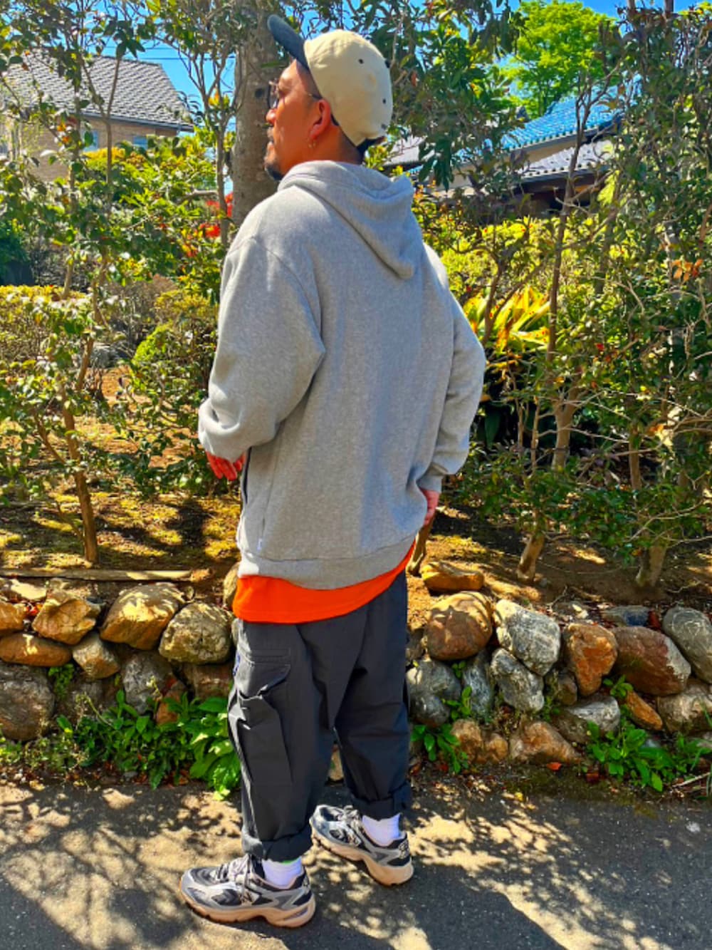 「メンズファッション、おしゃれさんと繋がりたい、春、スニーカー、ストリート、wtaps、ニューバランス、ファミマ靴下、キャップ、40代ファッション、アラフォー、パーカー、ワイドパンツ、カーゴパンツ、ビッグシルエット」|「WTAPSのアイテム(キャップ、ベージュ系)」を使った、SUNさん(メンズ・175cm)の春コーディネートの4枚目の写真