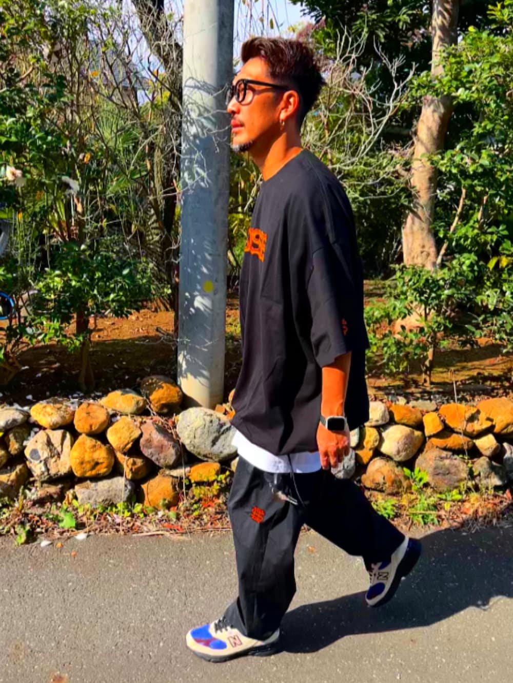 ブラック系のTシャツ/カットソー、ブラック系のその他パンツ、ホワイト系のスニーカーを着用したメンズの秋コーディネートの5枚目の写真