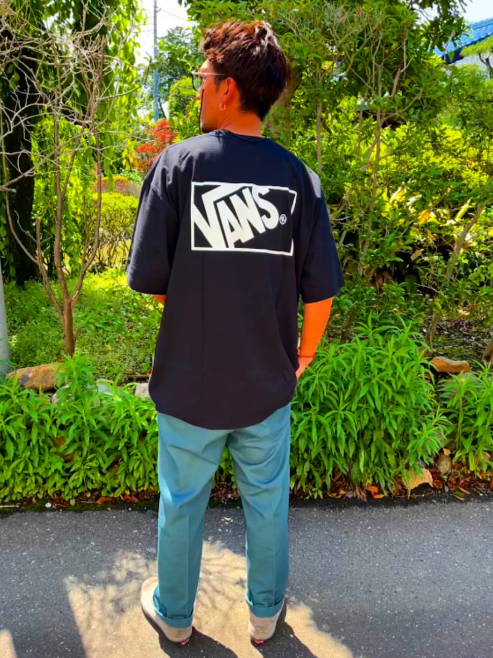 「シンプル、お洒落さんとつながりたい、夏コーデ、スニーカー、ストリート、wtaps、VANS、Tシャツ、ブラック、ワークパンツ、ディッキーズ(Dickies)、グリーン、オールドスクール、40代ファッション、夏だ！Tシャツ着よう！」｜「CAMBIOのmko10270-Boston Combination Sunglasses サングラス（サングラス、ブルー系）」を使った、SUNさん（メンズ・175cm）の夏コーディネートの4枚目の写真