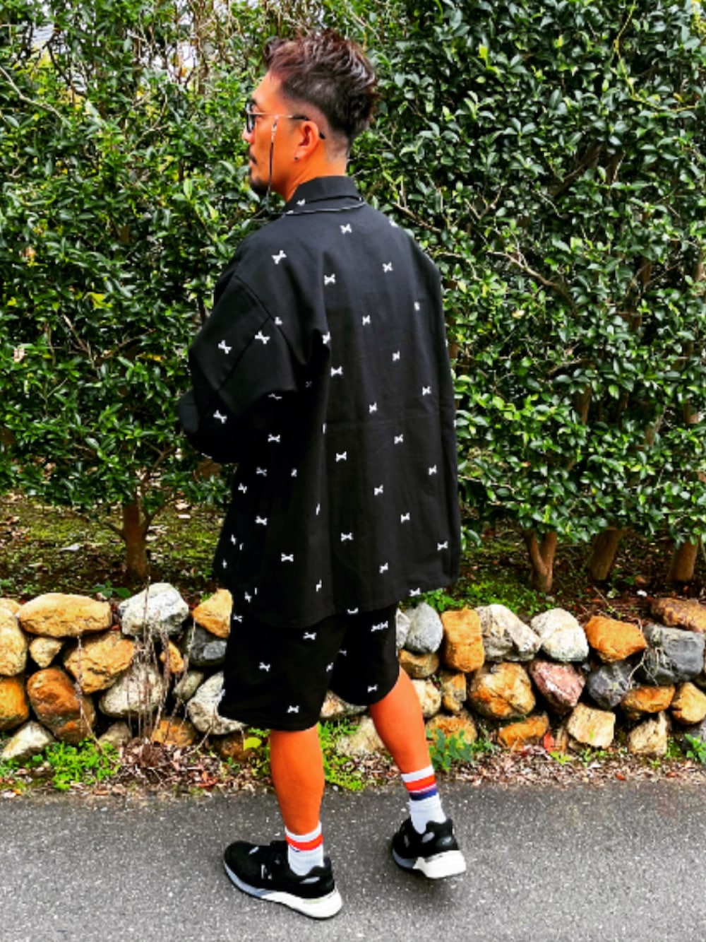 ブラック系のジャケット/アウター、ブラック系のTシャツ/カットソー、ブラック系のその他パンツを着用したメンズの秋コーディネートの5枚目の写真