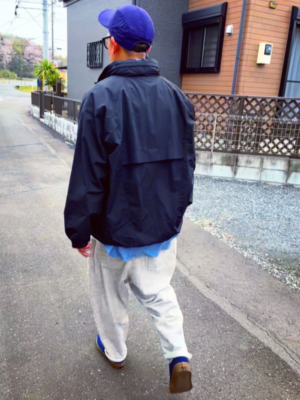 「カジュアルコーデ、メガネ男子、ナイロンジャケット、アノラックパーカー、デニムシャツ、descendant、キャップ、UNIQLO、スウェットパンツ、ワイドパンツ、VANS、supreme、スニーカー、ストリート、40代ファッション」｜「DESCENDANTのアイテム（キャップ、ブルー系）」を使った、SUNさん（メンズ・175cm）の春コーディネートの5枚目の写真