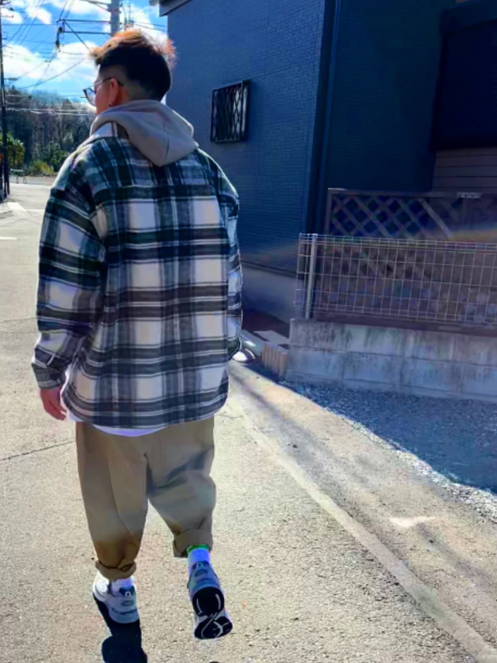 その他のジャケット/アウター、ベージュ系のパーカー、ベージュ系のチノパンツを着用したメンズの冬コーディネートの5枚目の写真