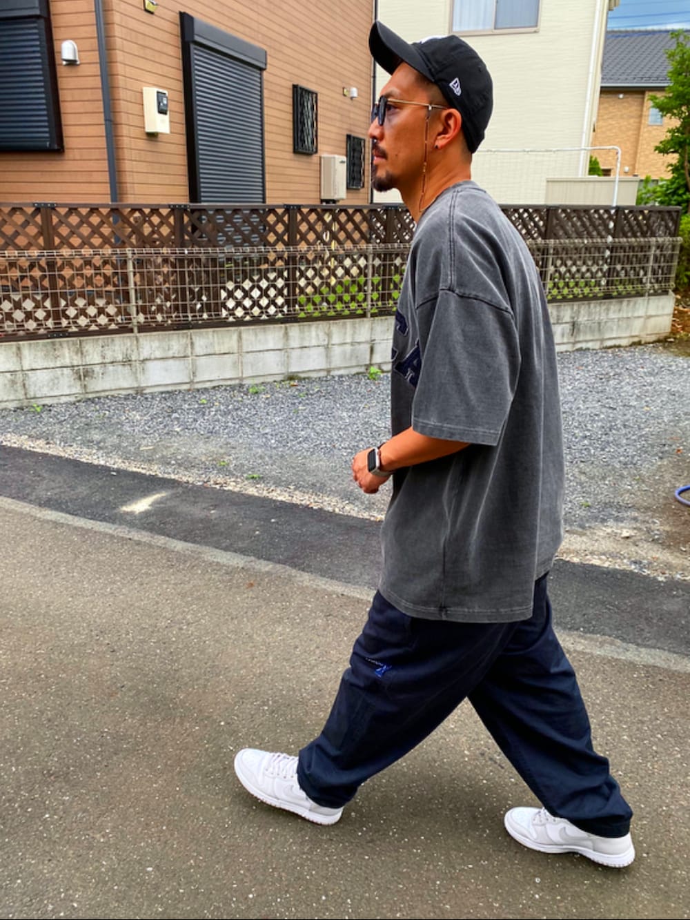 グレー系のTシャツ/カットソー、ブルー系のその他パンツ、ホワイト系のスニーカーを着用したメンズの夏コーディネートの5枚目の写真