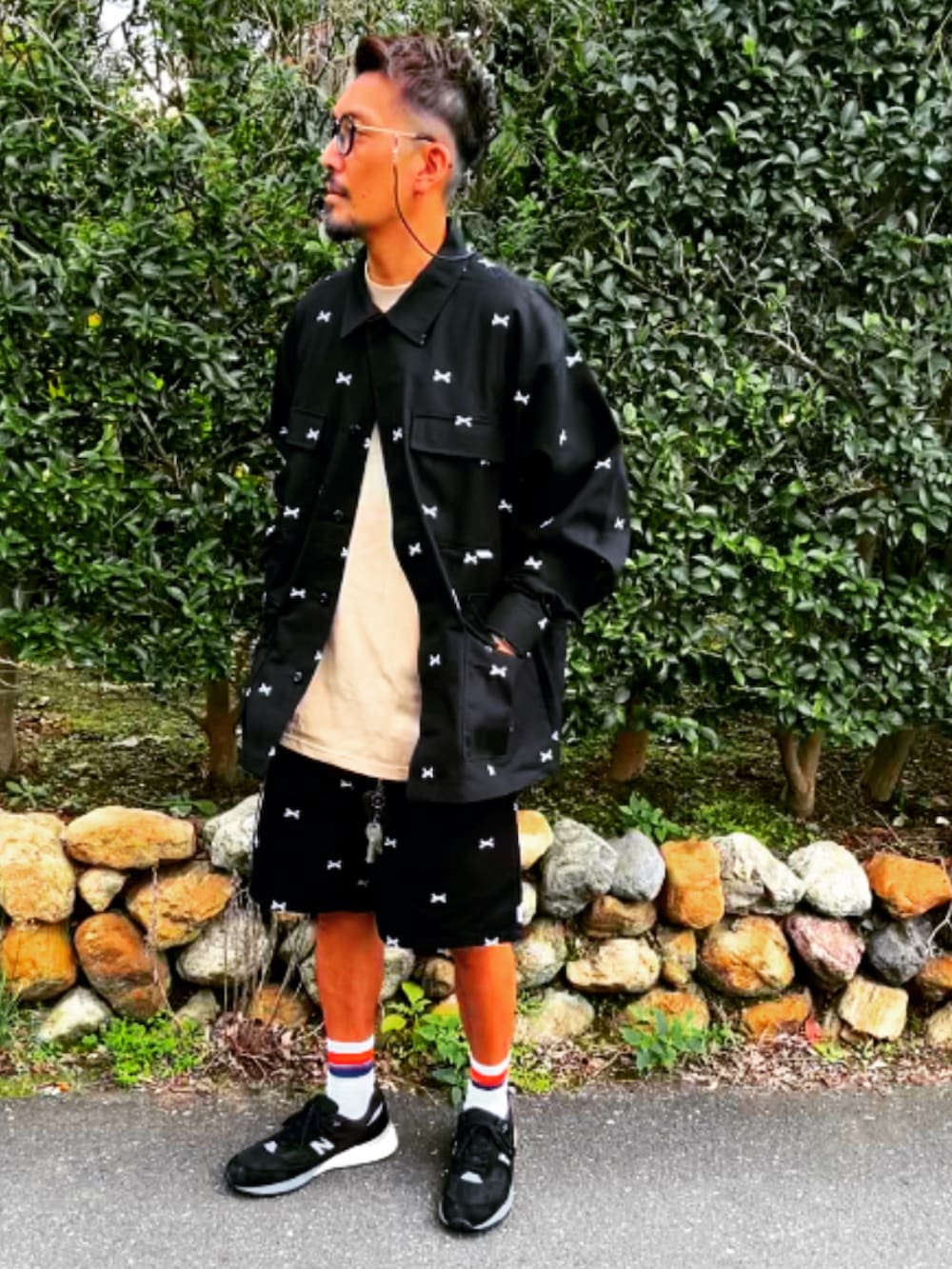 ブラック系のジャケット/アウター、ブラック系のTシャツ/カットソー、ブラック系のその他パンツを着用したメンズの秋コーディネートの3枚目の写真