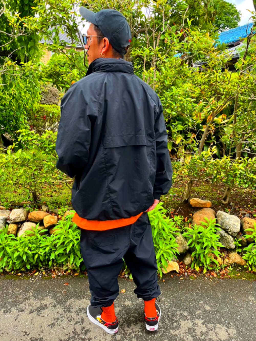 ブラック系のナイロンジャケット、ブラック系のTシャツ/カットソー、グレー系のTシャツ/カットソーを着用したメンズの春コーディネートの3枚目の写真