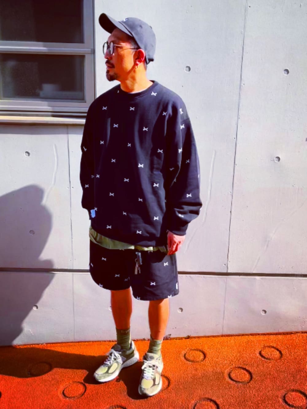「おしゃれさんと繋がりたい、キャップ、ストリート、黒、セットアップ、wtaps、supreme、40代ファッション、アラフォー、ショートパンツ、スニーカー、スニーカー好きと繋がりたい、アースカラー、スウェット、New Balance」｜「WTAPSのアイテム（キャップ、ブラック系）」を使った、SUNさん（メンズ・175cm）の春コーディネートの3枚目の写真