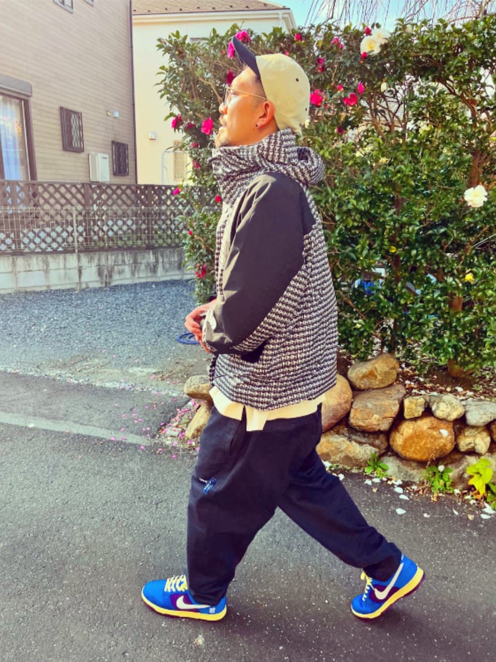 ブラック系のマウンテンパーカー、ホワイト系のTシャツ/カットソー、ブルー系のその他パンツを着用したメンズの冬コーディネートの5枚目の写真