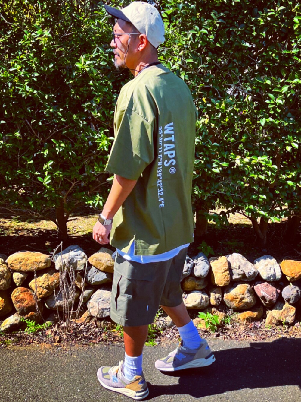 グリーン系のTシャツ/カットソー、グリーン系のその他パンツ、グレー系のスニーカーを着用したメンズの秋コーディネートの4枚目の写真