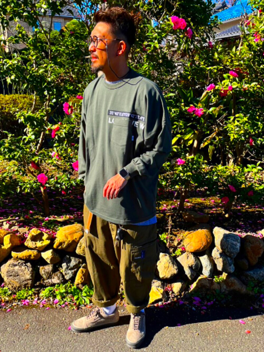 グリーン系のTシャツ/カットソー、グリーン系のその他パンツ、ブラウン系のスニーカーを着用したメンズの秋コーディネートの3枚目の写真