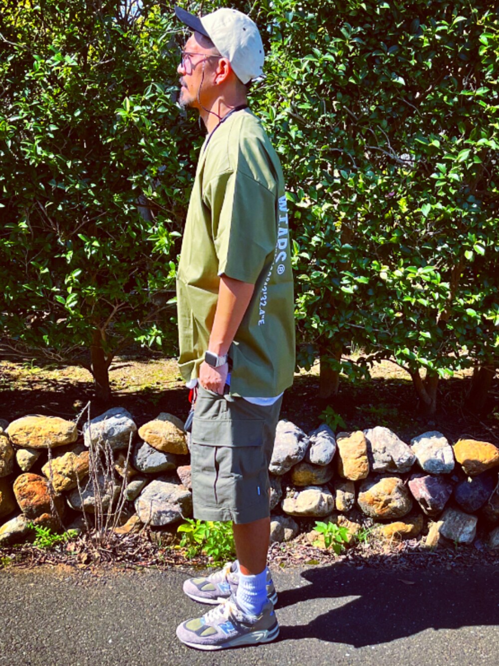 グリーン系のTシャツ/カットソー、グリーン系のその他パンツ、グレー系のスニーカーを着用したメンズの秋コーディネートの3枚目の写真