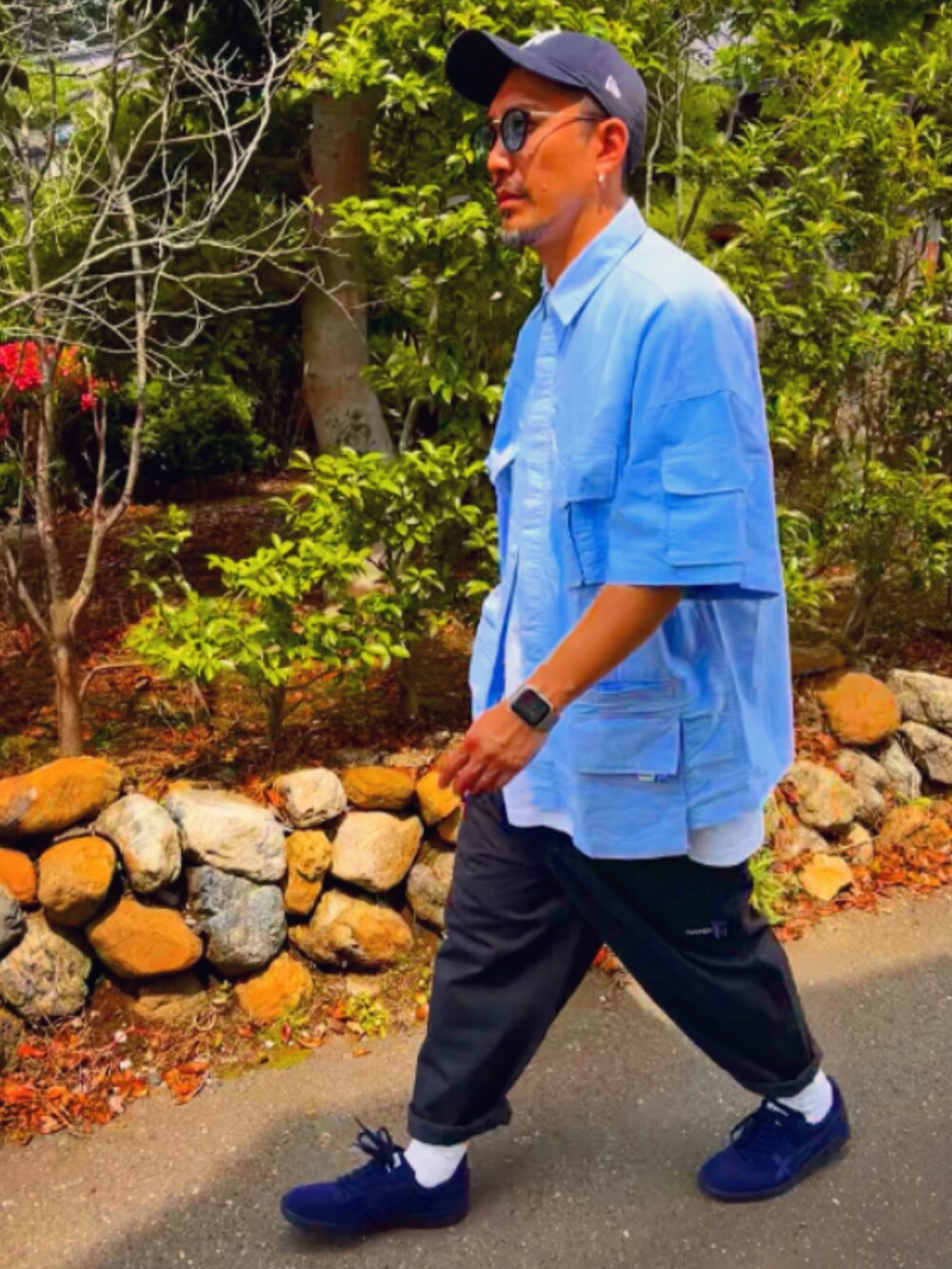 ブルー系のシャツ/ブラウス、ブラック系のTシャツ/カットソー、グレー系のその他パンツを着用したメンズの夏コーディネートの4枚目の写真