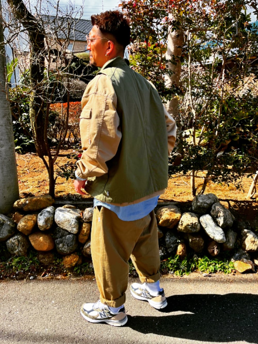 グリーン系のベスト、ベージュ系のトップス、ブルー系のシャツ/ブラウスを着用したメンズの春コーディネートの2枚目の写真