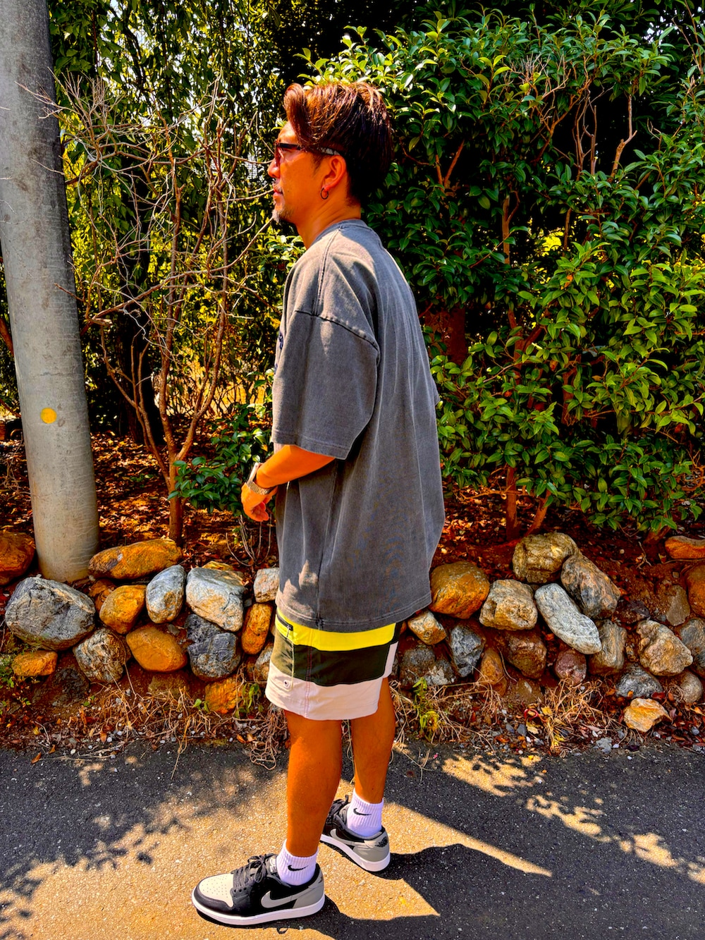 グレー系のTシャツ/カットソー、パープル系のその他パンツ、グレー系のスニーカーを着用したメンズの夏コーディネートの4枚目の写真