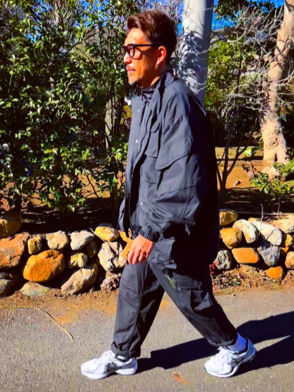 ブラック系のミリタリージャケット、ブラック系のTシャツ/カットソー、ブラック系のカーゴパンツを着用したメンズの冬コーディネートの4枚目の写真