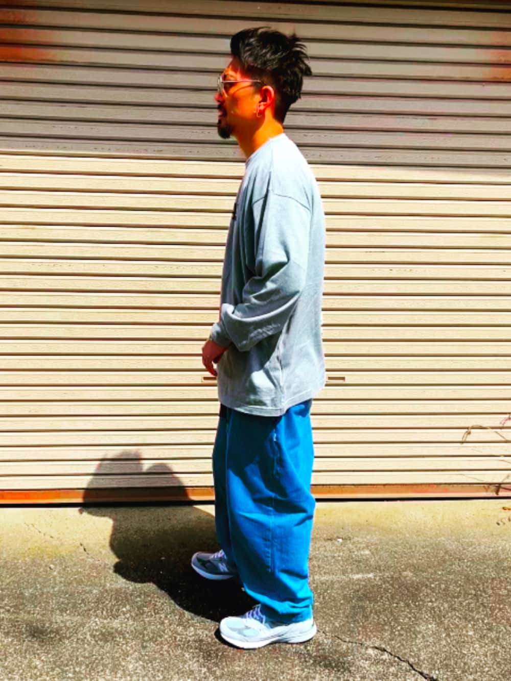 「春夏コーデ、シンプル、春コーデ、wtaps、ロンT、ワイドパンツ、ニューバランス、グレー、40代ファッション、アラフォー、パパコーデ、デニム、ストリート、スニーカー、おしゃれさんと繋がりたい」｜「WTAPSのアイテム（Tシャツ/カットソー、グレー系）」を使った、SUNさん（メンズ・175cm）の春コーディネートの3枚目の写真