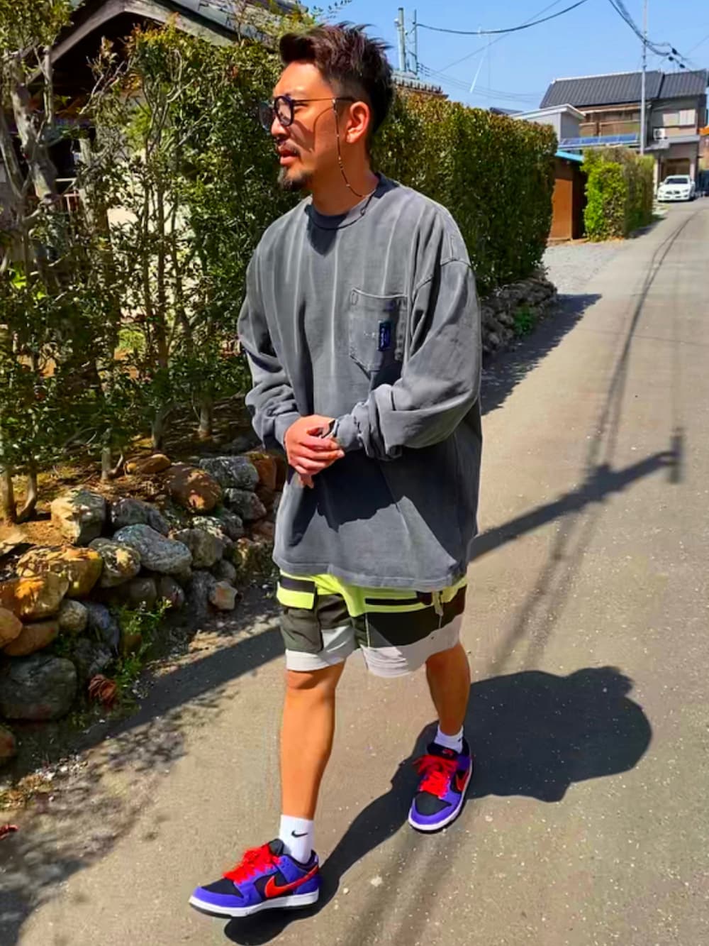「シンプル、休日コーデ、ストリート、ショートパンツ、NIKE、ロンT、春コーデ、パパコーデ、アラフォー、40代ファッション、おしゃれさんと繋がりたい、オーバーサイズ、スニーカー、ダンク、ACG」｜「JINSのJINS Switch Combi (3in1)（メガネ、ブラック系）」を使った、SUNさん（メンズ・175cm）の春コーディネートの3枚目の写真