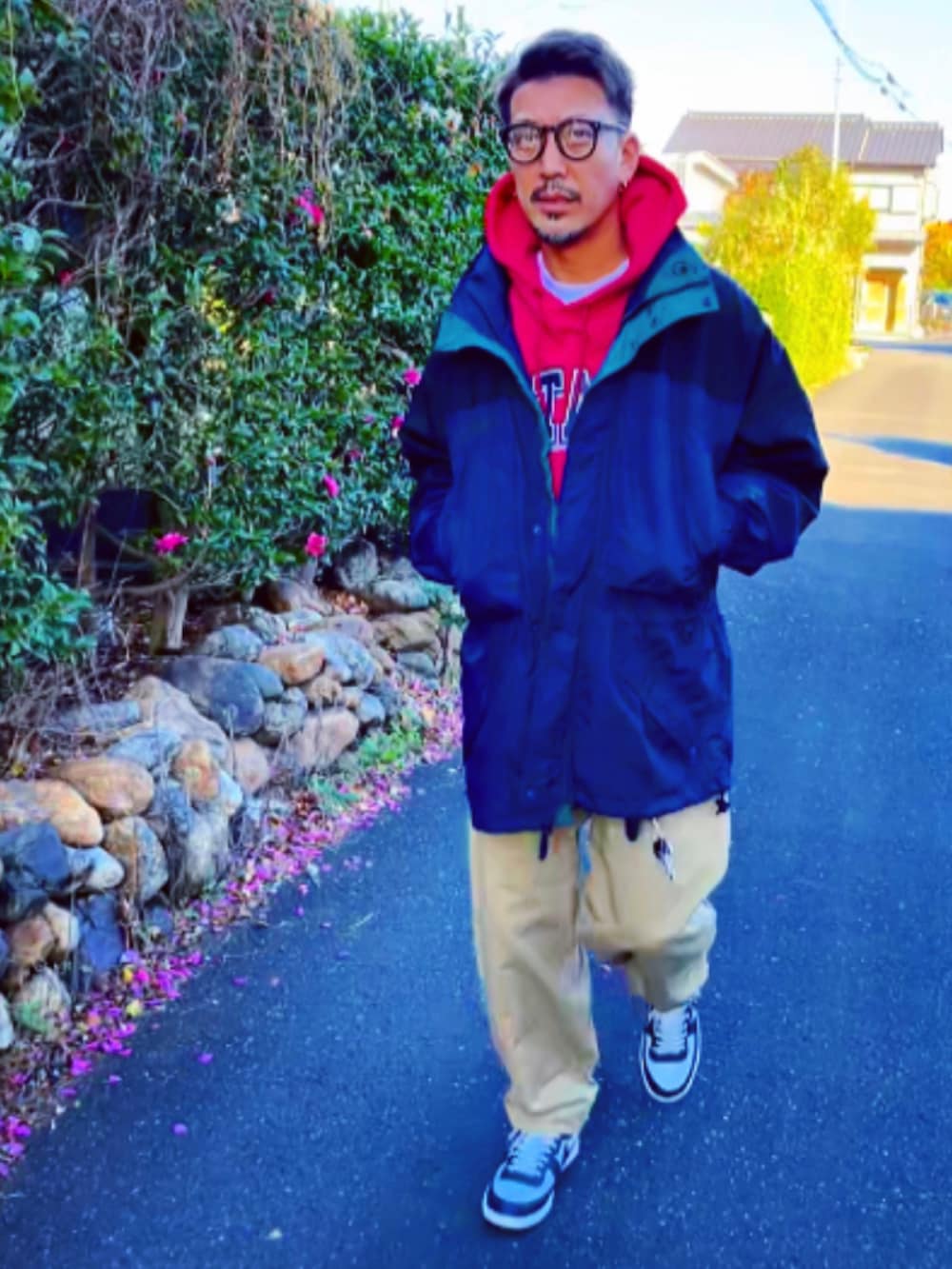 「秋冬コーデ、おしゃれさんと繋がりたい、ストリート、スニーカー、コロンビア、古着、ナイロンジャケット、wtaps、パーカー、ワイドパンツ、めがね、NIKE、40代ファッション、パパコーデ、アウター」｜「UNIQLOのアイテム（メガネ、ブラック系）」を使った、SUNさん（メンズ・175cm）の冬コーディネートの2枚目の写真