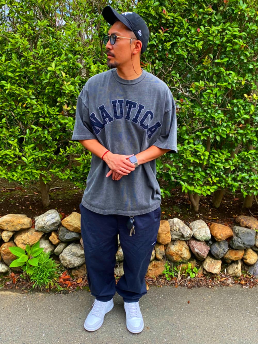 グレー系のTシャツ/カットソー、ブルー系のその他パンツ、ホワイト系のスニーカーを着用したメンズの夏コーディネートの2枚目の写真