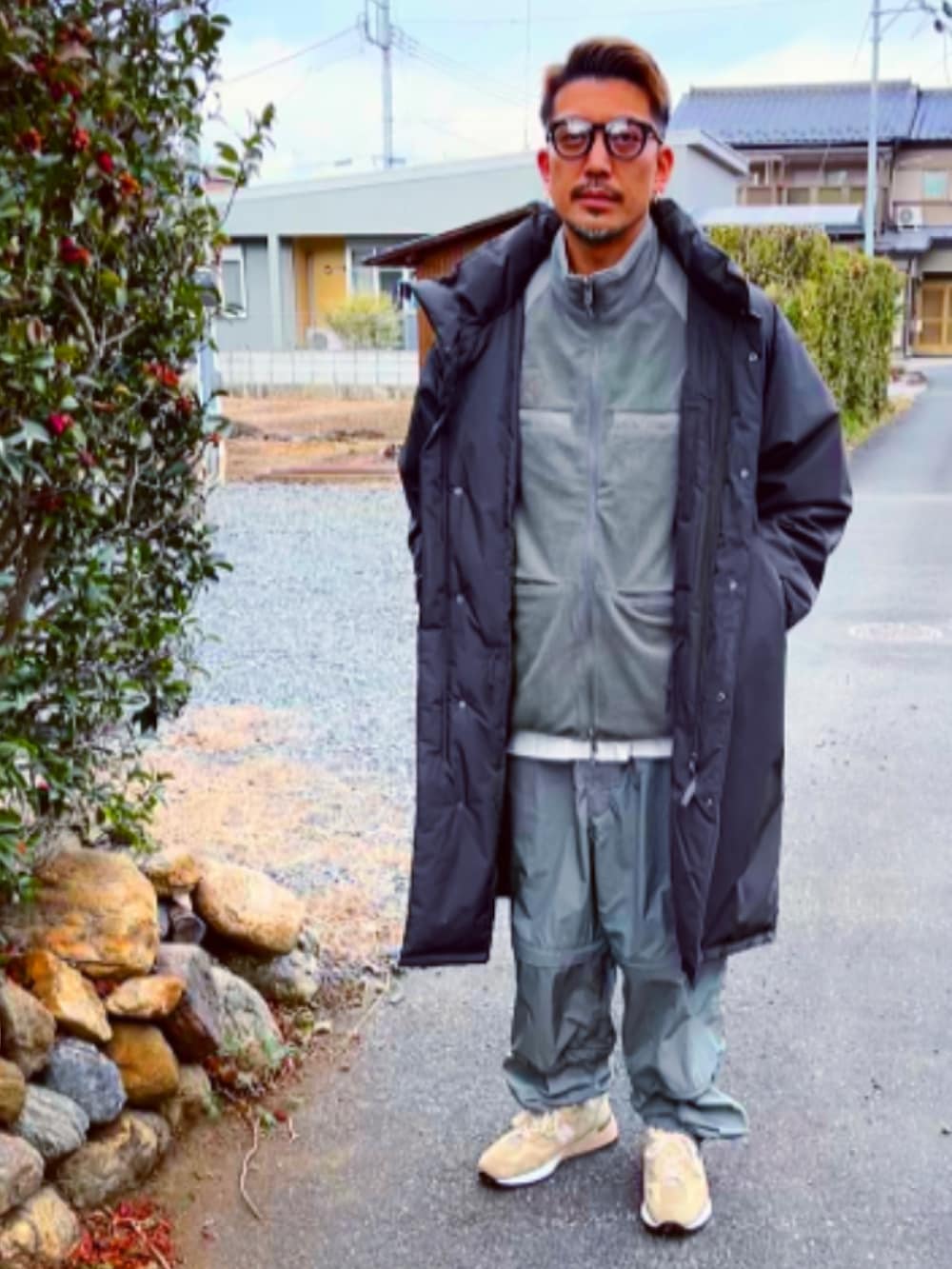 「お洒落さんとつながりたい、ダイワピア39、セットアップ、ベスト、GU、モンスターパーカー、コート、ナイロンパンツ、グレー、スニーカー、ストリート、40代ファッション、New Balance、冬、めがね」｜「UNIQLOのアイテム（メガネ、ブラック系）」を使った、SUNさん（メンズ・175cm）の冬コーディネートの2枚目の写真