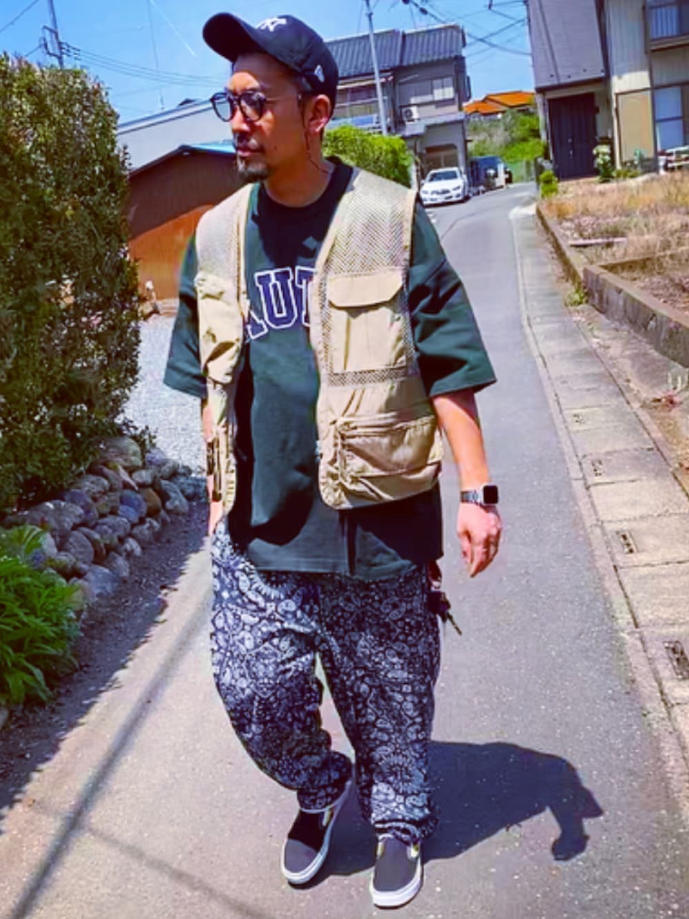 「ワイドパンツ、カジュアルコーデ、ベスト、キャップ、ストリート、スニーカー、春コーデ、ペイズリー、おしゃれさんと繋がりたい、アラフォー、ノーティカ、ニューエラ、クックマン、Tシャツ、VANS」|「MOMAのアイテム(キャップ、ブラック系)」を使った、SUNさん(メンズ・175cm)の春コーディネートの3枚目の写真