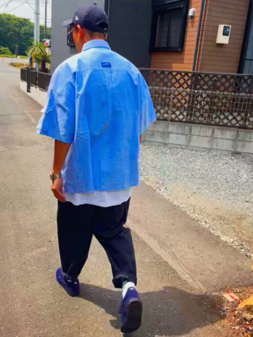 ブルー系のシャツ/ブラウス、ブラック系のTシャツ/カットソー、グレー系のその他パンツを着用したメンズの夏コーディネートの5枚目の写真