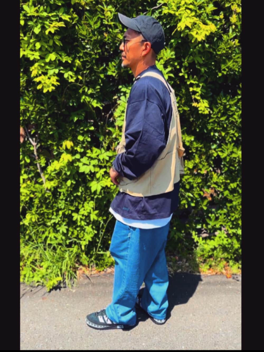 「メンズファッション、ストリートMIX、スニーカー、キャップ、めがね、wtaps、ennoy、ロンT、ネイビー、ワイドデニム、ベスト、adidas、NEIGHBORHOOD、supreme、40代ファッション」|「POLO RALPH LAURENのポロ ラルフローレン キャップ ストラップバック POLO Ralph Lauren(キャップ、ブラック系)」を使った、SUNさん(メンズ・175cm)の春コーディネートの4枚目の写真