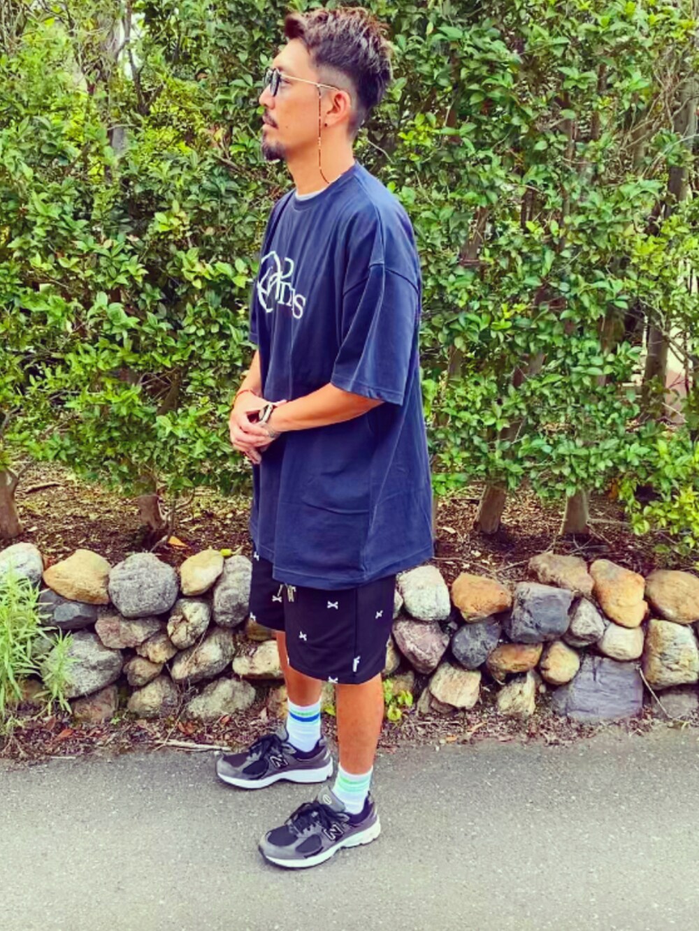 ブラック系のその他パンツ、ブルー系のTシャツ/カットソー、ブラック系のスニーカーを着用したメンズの夏コーディネートの2枚目の写真