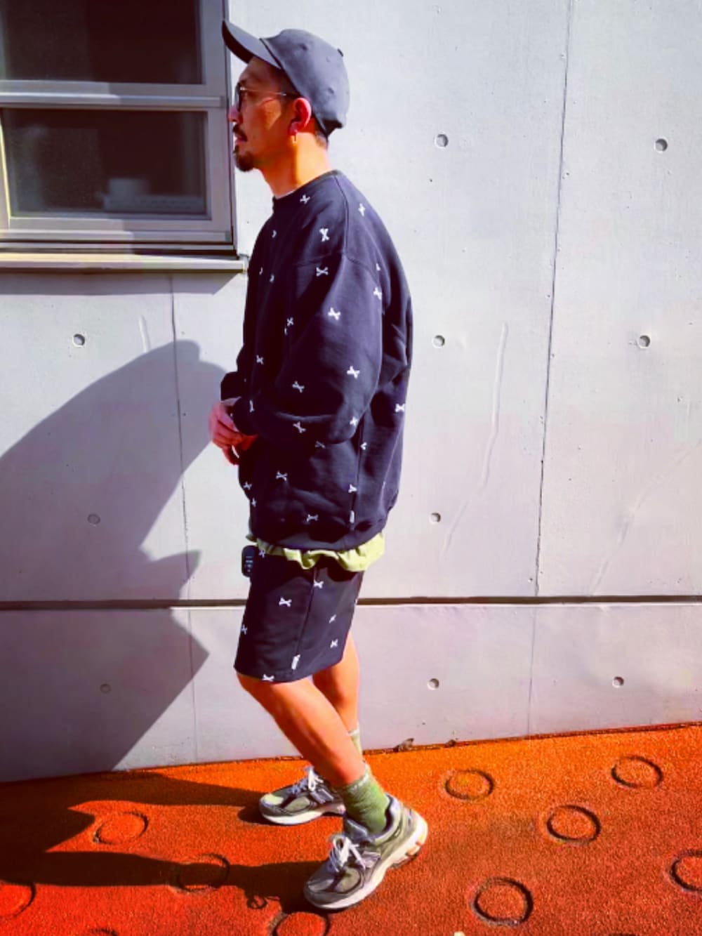 「おしゃれさんと繋がりたい、キャップ、ストリート、黒、セットアップ、wtaps、supreme、40代ファッション、アラフォー、ショートパンツ、スニーカー、スニーカー好きと繋がりたい、アースカラー、スウェット、New Balance」｜「WTAPSのアイテム（キャップ、ブラック系）」を使った、SUNさん（メンズ・175cm）の春コーディネートの4枚目の写真
