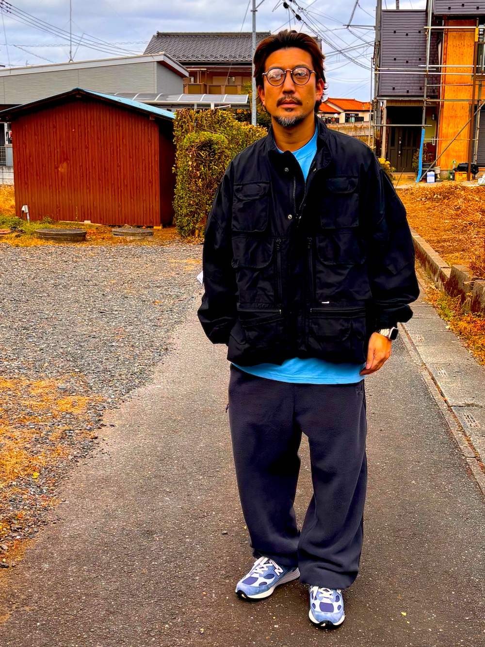 ブラック系のミリタリージャケット、ブラック系のTシャツ/カットソー、グレー系のその他パンツを着用したメンズの秋コーディネートの4枚目の写真