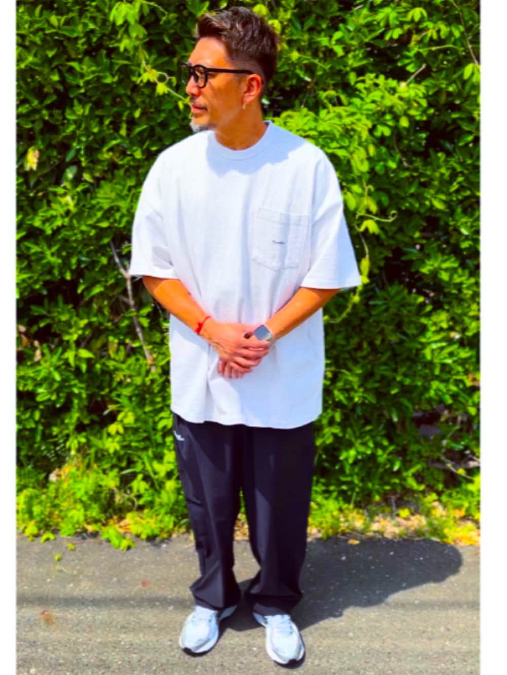 グレー系のTシャツ/カットソー、ブラック系のその他パンツ、ホワイト系のスニーカーを着用したメンズの春コーディネートの2枚目の写真