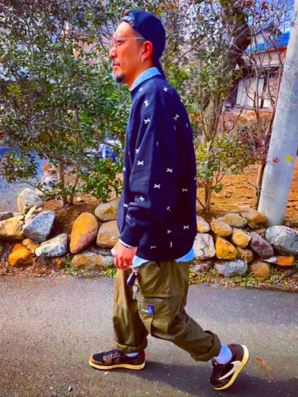 「はるコーデ、wtaps、スウェット、総柄、ブラック、キャップ、カーゴパンツ、ワイドパンツ、ミリタリー、スニーカー、ストリート、スニーカーコーデ、パパコーデ、40代ファッション、お洒落さんとつながりたい」｜「WTAPSのアイテム（キャップ、ブラック系）」を使った、SUNさん（メンズ・175cm）の春コーディネートの4枚目の写真