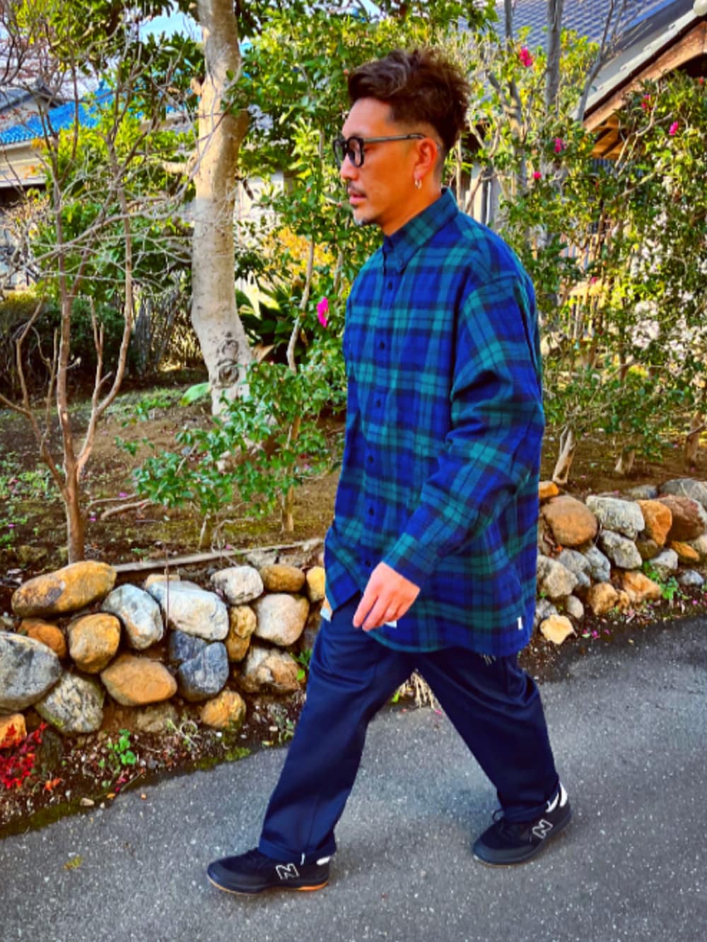 グリーン系のシャツ/ブラウス、ブラック系のチノパンツ、ブラック系のスニーカーを着用したメンズの冬コーディネートの2枚目の写真