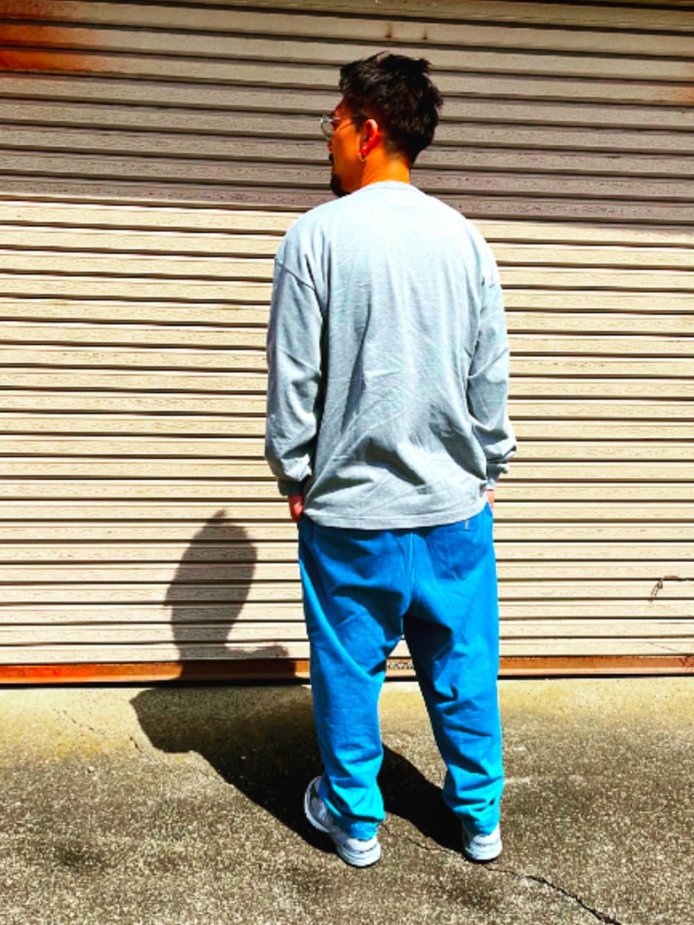 「春夏コーデ、シンプル、春コーデ、wtaps、ロンT、ワイドパンツ、ニューバランス、グレー、40代ファッション、アラフォー、パパコーデ、デニム、ストリート、スニーカー、おしゃれさんと繋がりたい」｜「WTAPSのアイテム（Tシャツ/カットソー、グレー系）」を使った、SUNさん（メンズ・175cm）の春コーディネートの4枚目の写真
