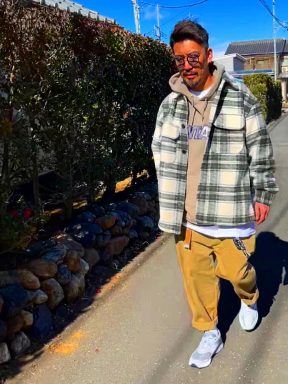 その他のジャケット/アウター、ベージュ系のパーカー、ベージュ系のチノパンツを着用したメンズの冬コーディネートの2枚目の写真