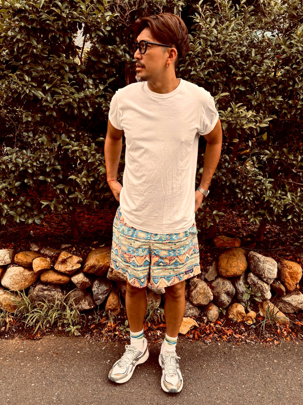 ベージュ系のTシャツ/カットソー、グリーン系のその他パンツ、シルバー系のスニーカーを着用したメンズの夏コーディネートの3枚目の写真