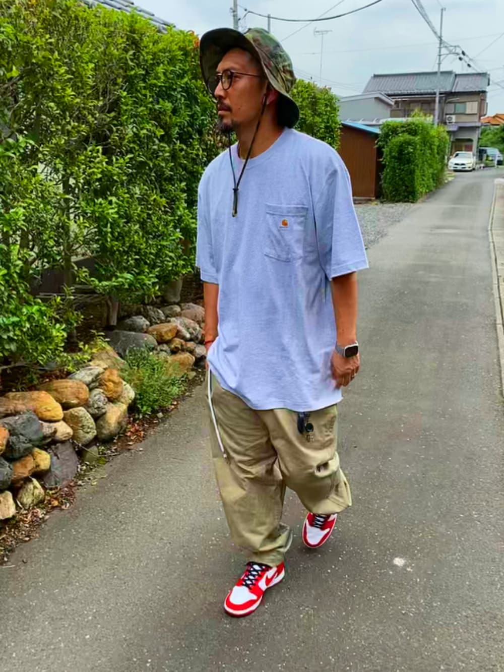 グレー系のTシャツ/カットソー、ベージュ系のその他パンツ、レッド系のスニーカーを着用したメンズの夏コーディネートの3枚目の写真