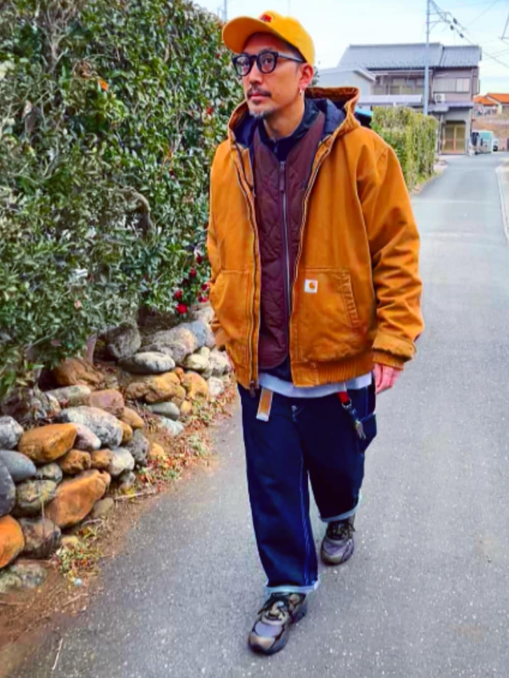 ブラウン系のベスト、ブラック系のナイロンジャケット、ブラウン系のブルゾンを着用したメンズの冬コーディネートの3枚目の写真