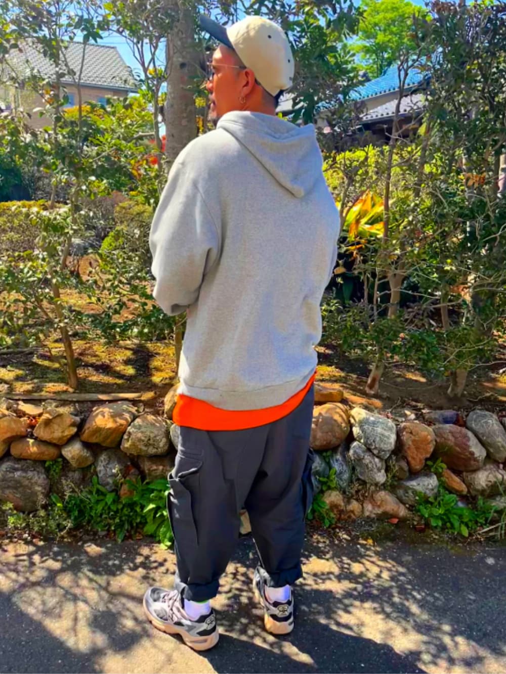 「メンズファッション、おしゃれさんと繋がりたい、春、スニーカー、ストリート、wtaps、ニューバランス、ファミマ靴下、キャップ、40代ファッション、アラフォー、パーカー、ワイドパンツ、カーゴパンツ、ビッグシルエット」|「WTAPSのアイテム(キャップ、ベージュ系)」を使った、SUNさん(メンズ・175cm)の春コーディネートの5枚目の写真
