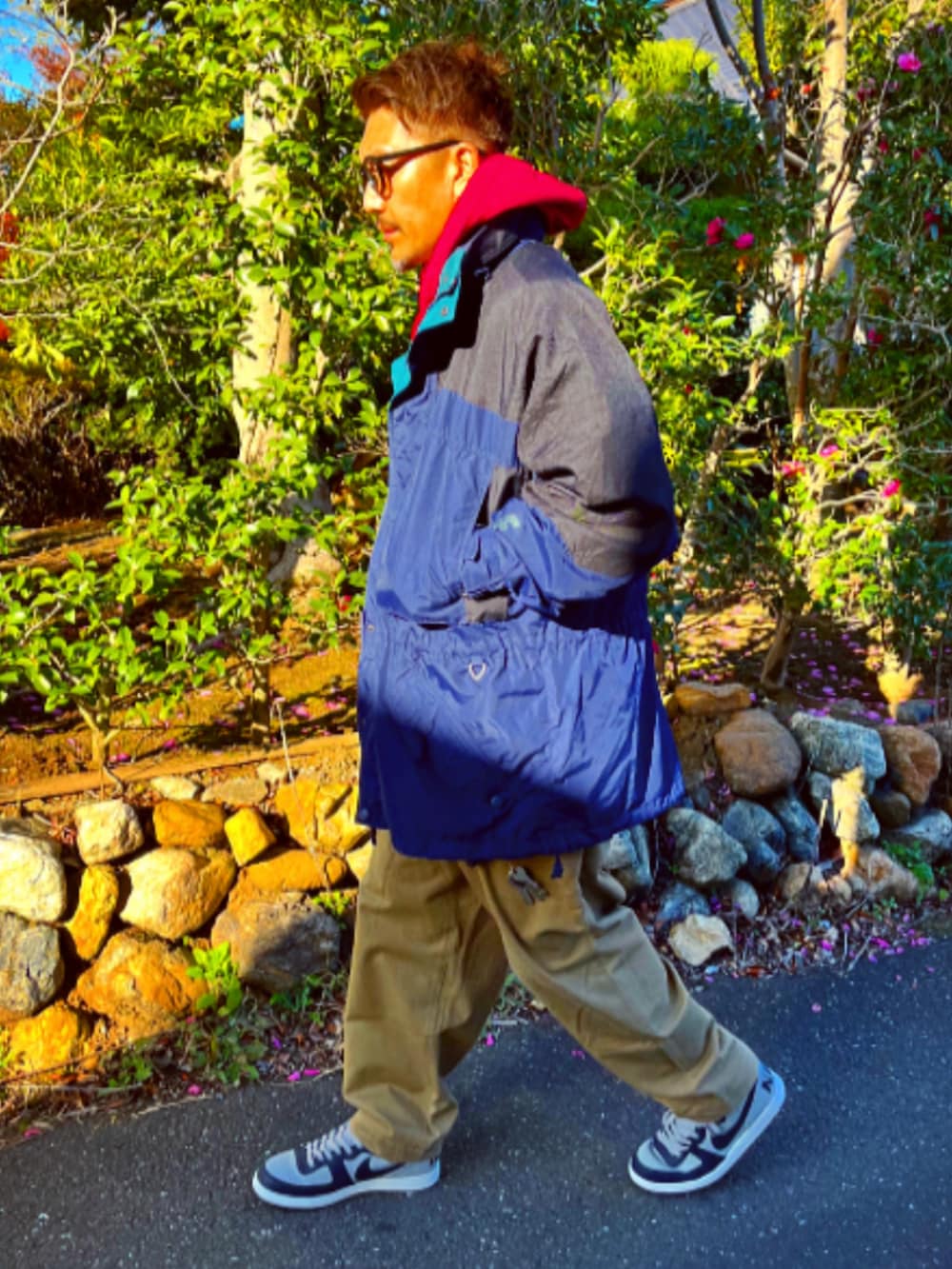 「秋冬コーデ、おしゃれさんと繋がりたい、ストリート、スニーカー、コロンビア、古着、ナイロンジャケット、wtaps、パーカー、ワイドパンツ、めがね、NIKE、40代ファッション、パパコーデ、アウター」｜「UNIQLOのアイテム（メガネ、ブラック系）」を使った、SUNさん（メンズ・175cm）の冬コーディネートの4枚目の写真