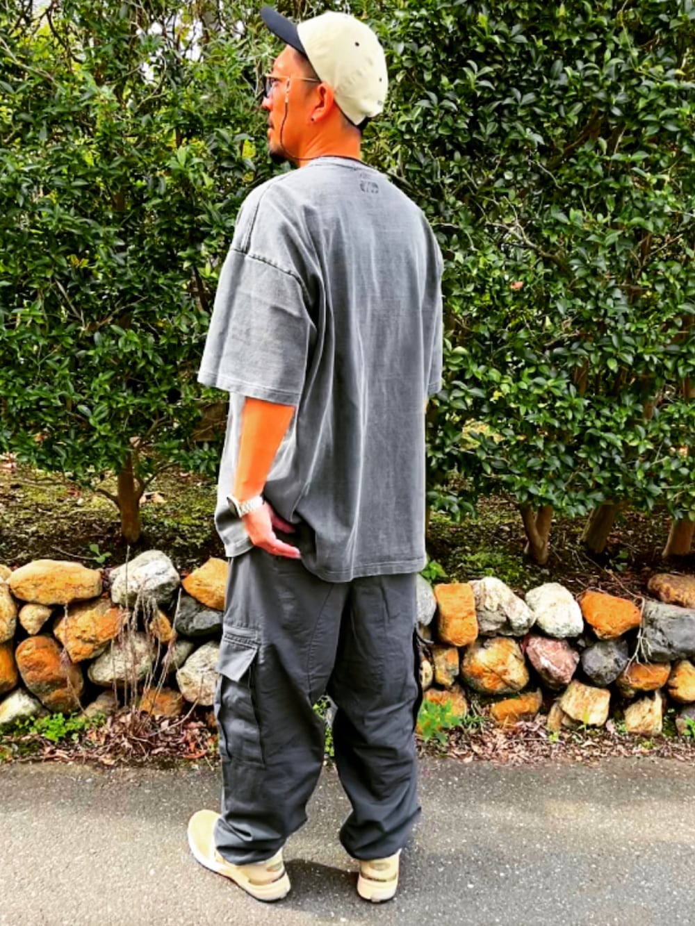 グレー系のTシャツ/カットソー、グレー系のその他パンツ、ベージュ系のスニーカーを着用したメンズの秋コーディネートの3枚目の写真