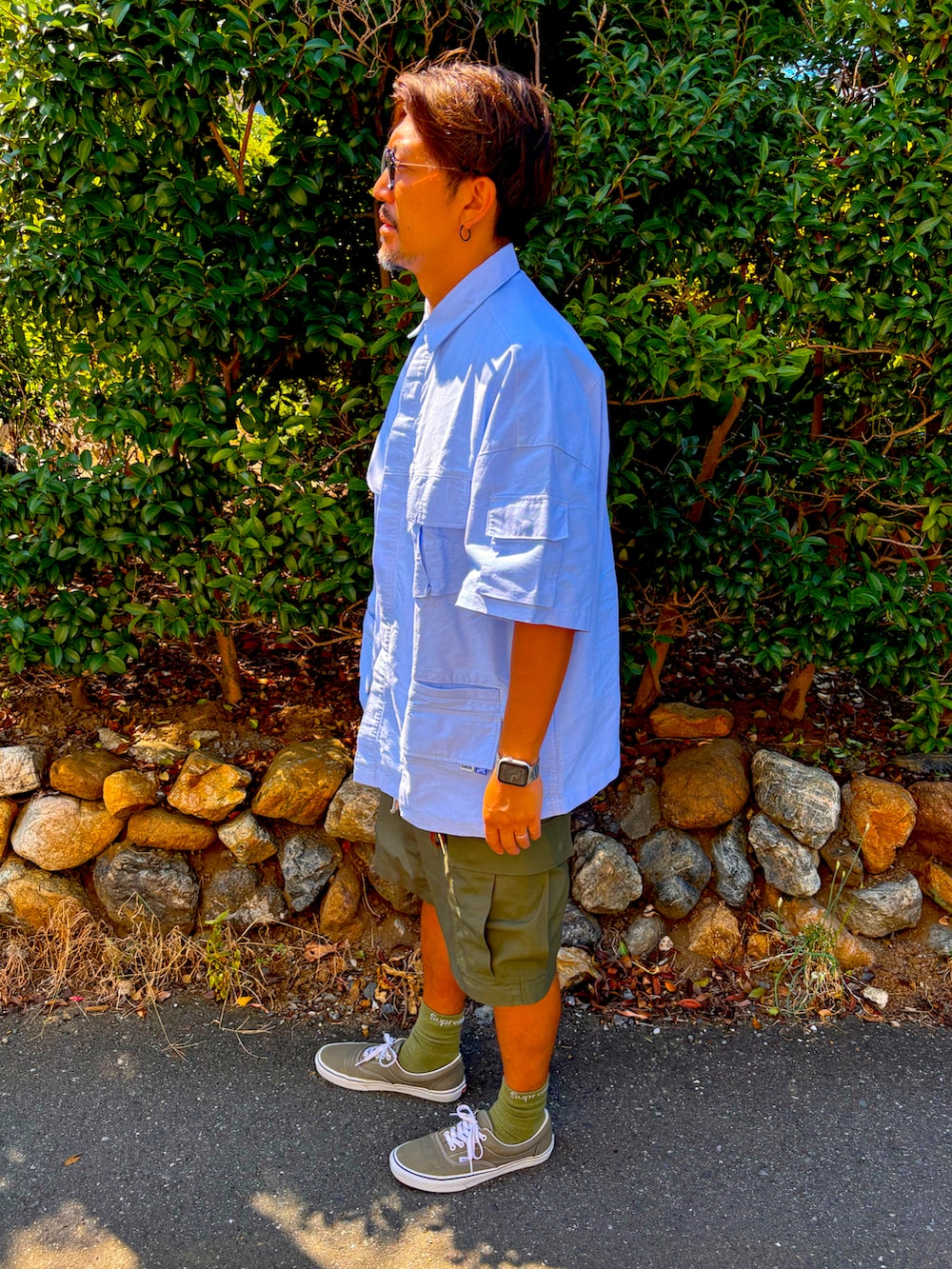 グレー系のTシャツ/カットソー、グリーン系のその他パンツ、ブルー系のシャツ/ブラウスを着用したメンズの秋コーディネートの2枚目の写真