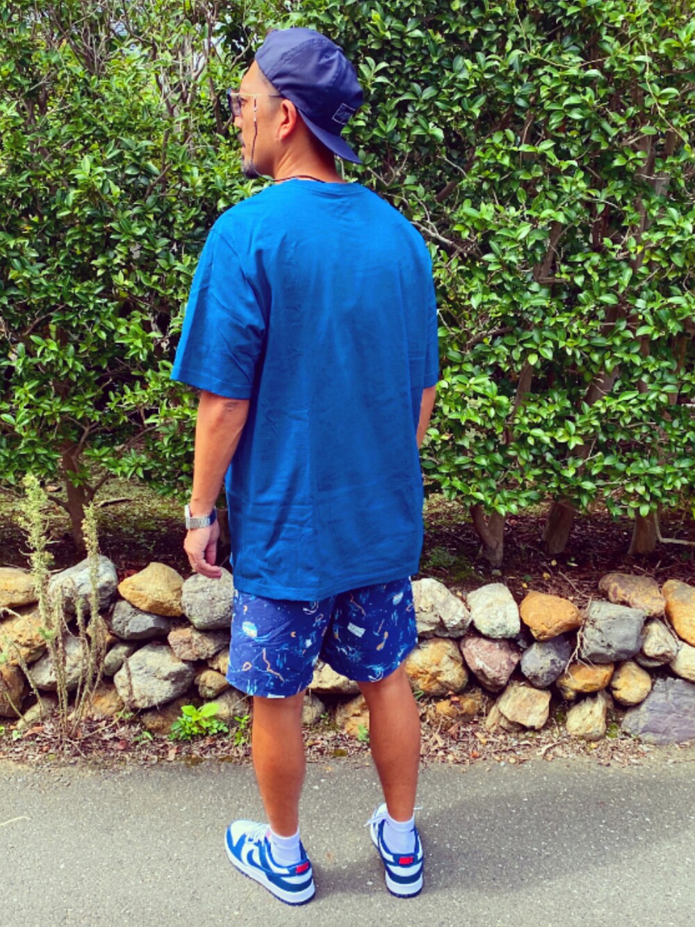 ブルー系のTシャツ/カットソー、ブルー系のその他パンツ、ブルー系のスニーカーを着用したメンズの秋コーディネートの4枚目の写真